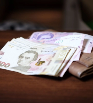 Номінальні зарплати в Україні наблизились до рівня минулого року, реальні - істотно знизились