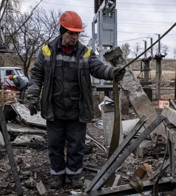 Внаслідок ворожих обстрілів у частині Херсона зникло світло