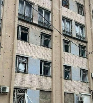 Російські окупанти обстріляли лікарню у Херсоні: снаряди влучили у пологове відділення