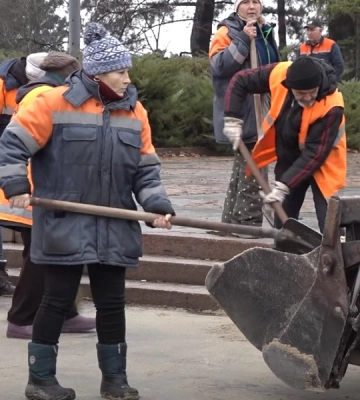 У Миколаєві комунальники вийшли на масштабне прибирання