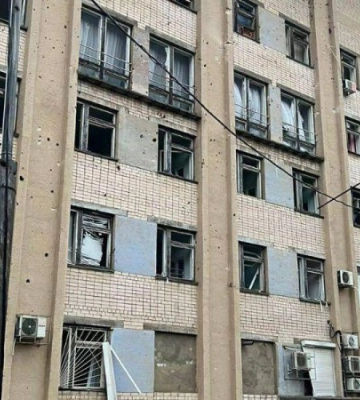Російські окупанти обстріляли лікарню у Херсоні: снаряди влучили у пологове відділення