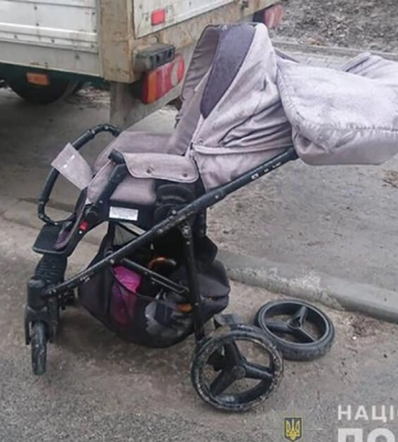 На Волині водій Volkswagen наїхав на дитячий візочок та втік