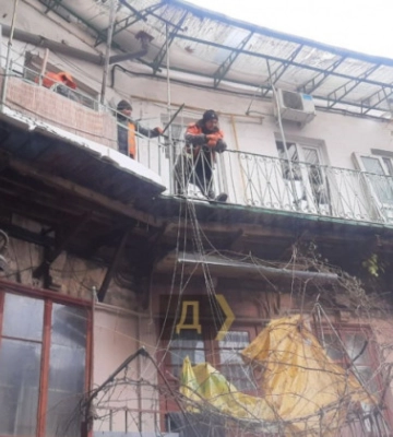 В одному із старовинних будинків Одеси обвалилася стеля, заблокувавши мешканців у квартирах, фото