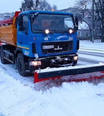 У містах на Волині працює снігоочисна техніка