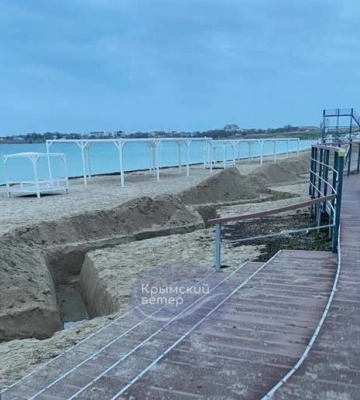 Страх має великі очі: в Криму почали рити окопи на пляжах