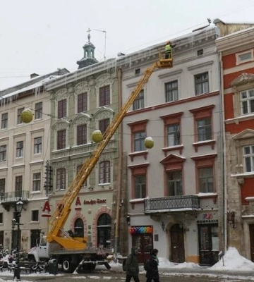 У Львові через негоду дерева падають на проїжджу частину а з дахів падають льодяні брили