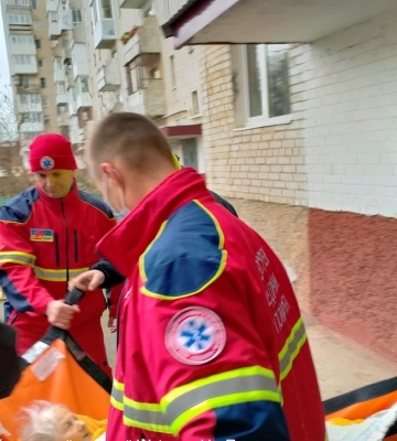 Рятувальники допомогли лучанці, яка травмувалась і не могла відкрити двері