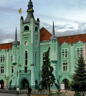 Мерія Мукачева обмежила час роботи магазинів для економії електроенергії