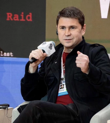 Земля кругла: Подоляк пояснив кремлю причини вибухів на військових аеродромах
