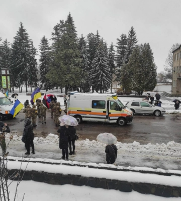 На Волині навколішки зустріли загиблого Героя Юрія Повшука