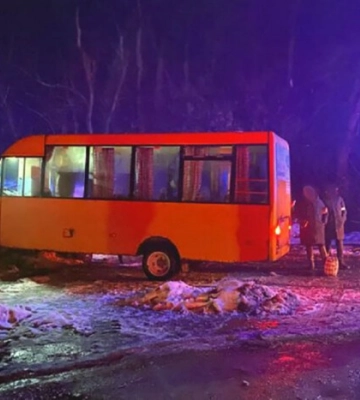 Неподалік Чернігова маршрутка в&#039;їхала у блокпост: травмувалися 8 людей