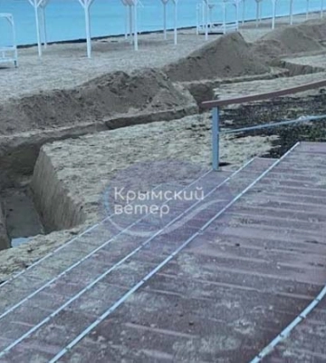 Россияне прямо на пляже в Крыму роют окопы (ФОТО)