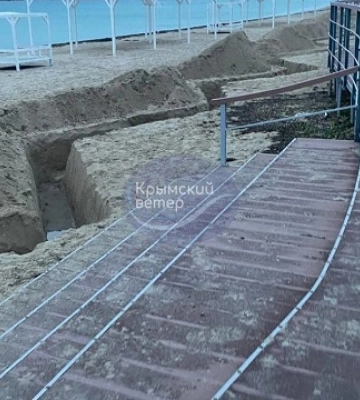 В окупованому Криму російські окупанти риють на пляжах окопи вздовж моря
