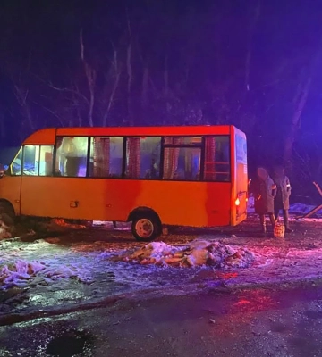 Біля Чернігова маршрутка в’їхала в блокпост: семеро пасажирів постраждали
