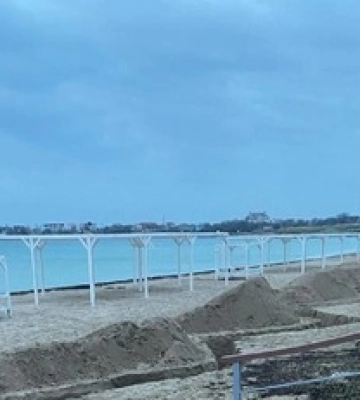 На пляжах Крыма появились окопы, фото и видео