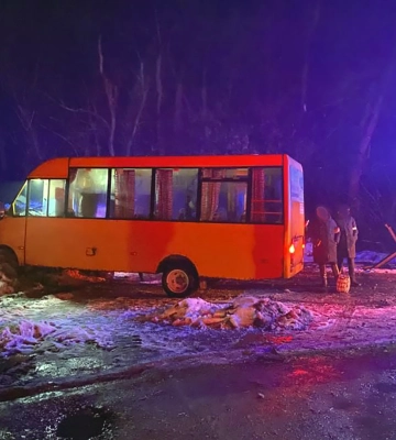 Біля Чернігова маршрутка в’їхала в блокпост: семеро пасажирів постраждали