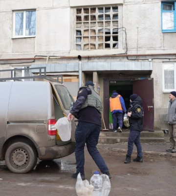 Росіяни обстріляли автомобіль рятувальників, які доставляли гуманітарну допомогу в Бахмут. ФОТОрепортаж