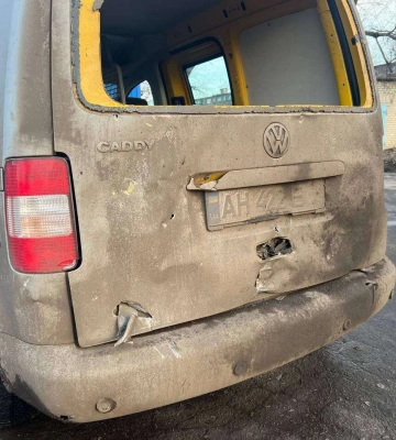 Росіяни обстріляли автомобіль рятувальників, які доставляли гуманітарну допомогу в Бахмут. ФОТОрепортаж