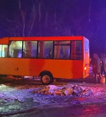 Под Черниговом маршрутка въехала в блокпост, пострадали восемь человек