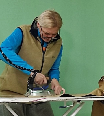 Переселенка з Харкова шиє зимову військову форму у Луцьку