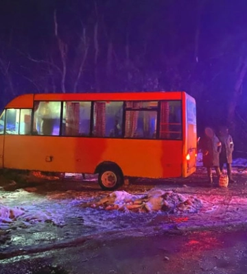 На Чернігівщині маршрутний автобус наїхав на блок-пост: постраждали пасажири
