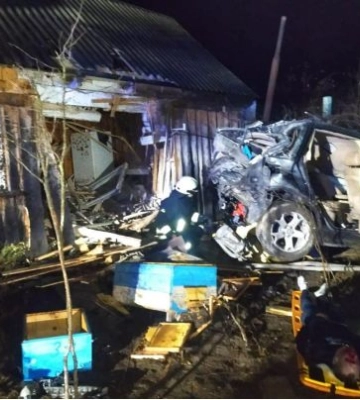 На Волині автомобіль врізався в будинок, загиблого та поранених діставали рятувальники. ФОТО