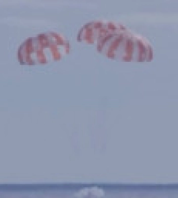 Космический корабль Orion вернулся на Землю после полета вокруг Луны
