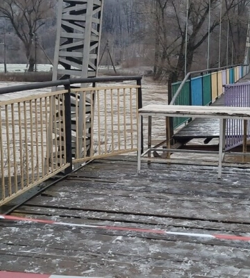 На Ужгородщині негодою сильно пошкоджено підвісний міст до Невицького замку 
