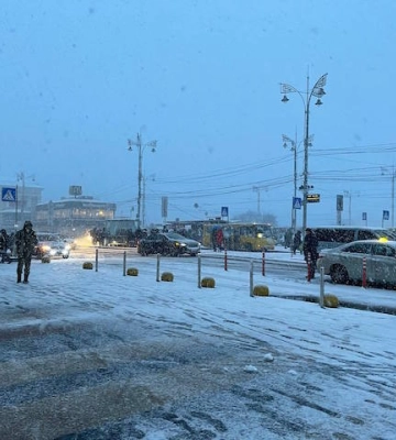 Київ засипає снігом, водіїв просять не виїжджати без потреби