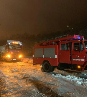 На Волині вночі чистили дороги від дерев та витягували із заметів вантажівки (Фото)