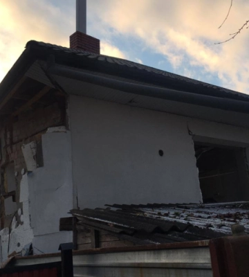 Вибухом в приватному будинку у Чернівцях знесло половину стіни