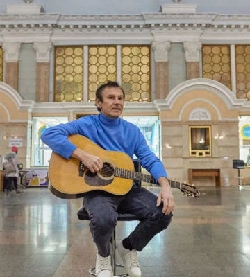 Лидер группы &quot;Океан Эльзы&quot; устроил концерт на вокзале в Киеве
