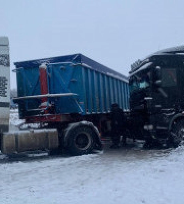 На трасі Київ-Одеса зіткнулися три вантажівки
