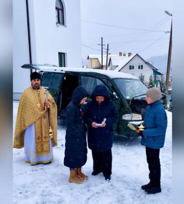 Верующие Львовской епархии УПЦ передали автомобиль для ВСУ