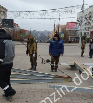 У Донецьку розпочали встановлення новорічної ялинки, незважаючи на обстріли