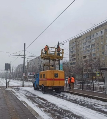 Вперше у Львові покрилася кригою вся контактна мережа електротранспорту, який не курсує вже другий день