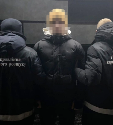 У Луцьку на вулиці затримали чоловіка з марихуаною та психотропами