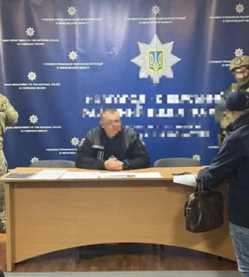 $20 000 за припинення тиску на бізнес: на Чернігівщині на хабарі погорів начальник райвідділу поліції