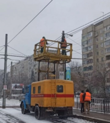 Негода зупинила електротранспорт у Львові: обледеніла уся контактна мережа