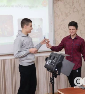 У Кропивницькому учні виготовили сонячну панель для зарядки гаджетів (фоторепортаж)