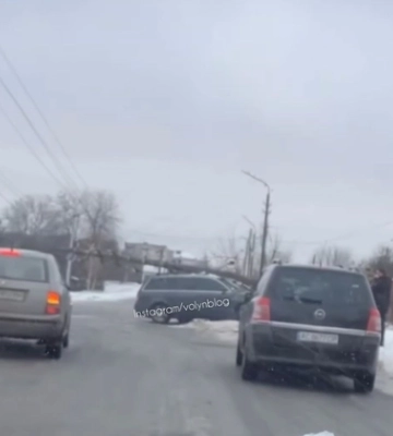 У Луцьку водій влетів в електроопору 