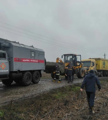 Рятувальники допомагають водіям, чиї транспортні засоби не змогли подолати складні ділянки доріг