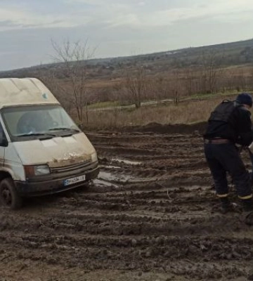 На &quot;Дорозі життя&quot; в Запорізькій області застряг мікроавтобус - фото