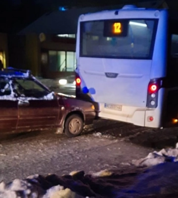 У Луцьку водій влетів в електроопору 