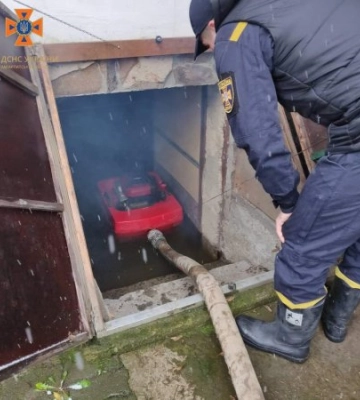Рятувальники ліквідовують наслідки негоди на Закарпатті