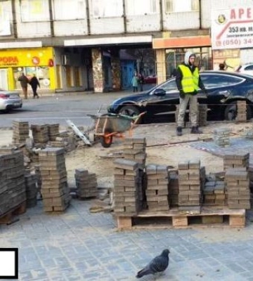 На зупинці у центрі Запоріжжя замінюють тротуарну плитку - фото