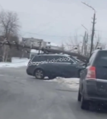 У Луцьку водій влетів в електроопору 