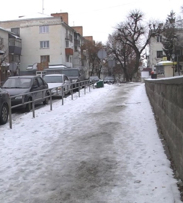 Ожеледиця у Луцьку: як працюють комунальники, курсує громадський транспорт і що кажуть водії та пішоходи