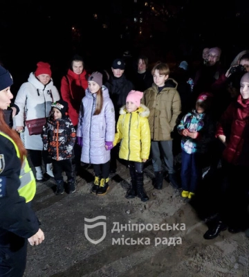 В одній із шкіл Дніпра організували акцію із виготовлення світловідбиваючих флікерів для дітей