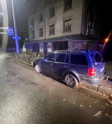 У Луцьку  поблизу «Фелічіти» п’яний водій Volkswagen влетів в огорожу: у нього відібрали права